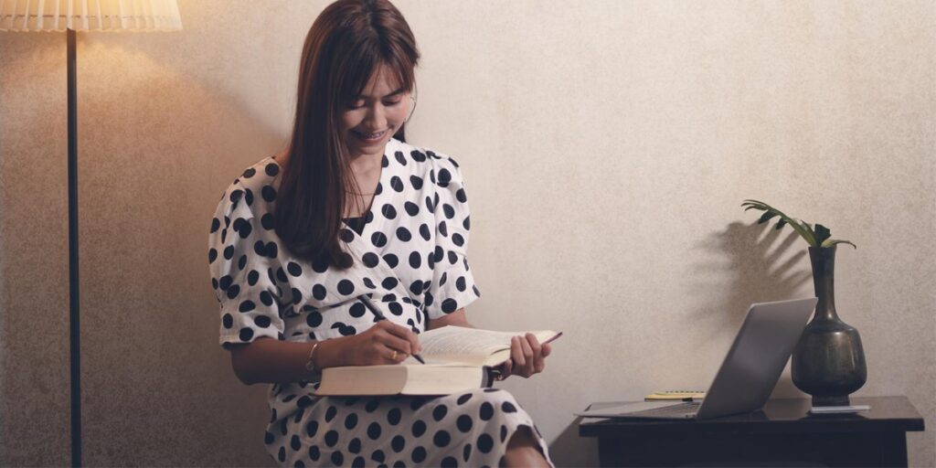 How to Become a Writer In 4 Simple Steps for 2025